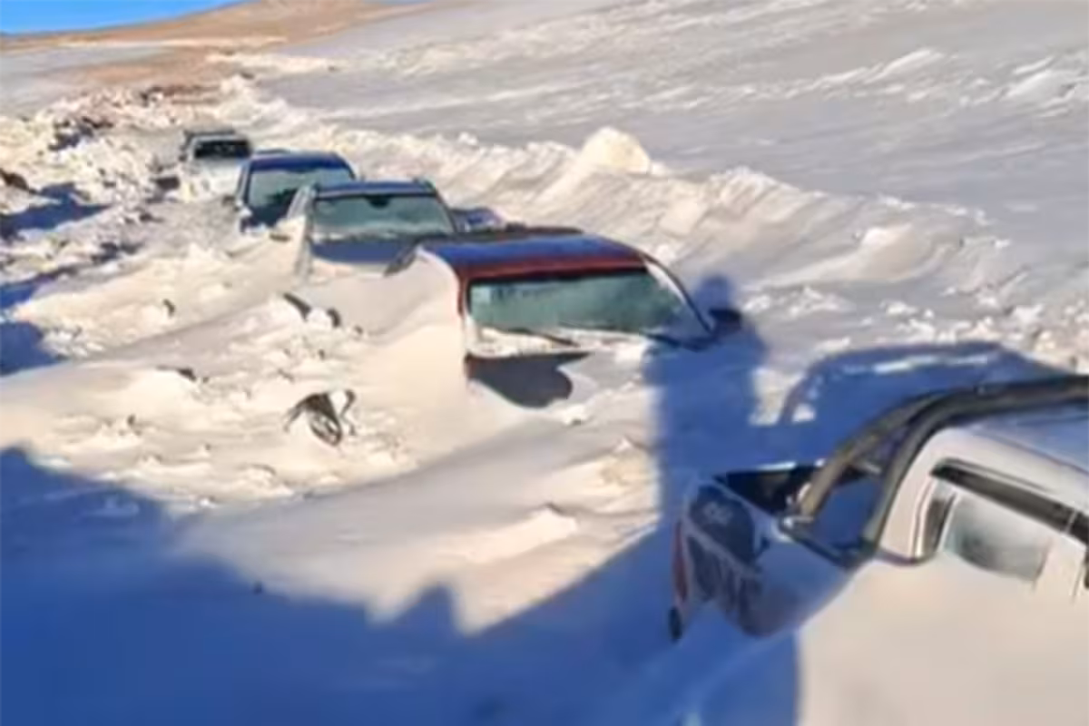 Más de 100 turistas quedaron varados en un mirador de Catamarca por una tormenta de nieve, entre ellos una familia de Roque Pérez
