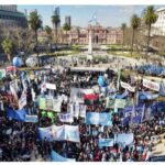 Masiva marcha a Plaza de Mayo por San Cayetano de sindicatos y organizaciones sociales