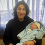 Una mujer de 62 años tuvo un bebé e hizo historia en el país