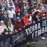 La ex titular de la Administración Nacional de Medicamentos, Alimentos y Tecnología Médica (ANMAT), Nélida Agustina Bisio, y la ex jefa del Instituto Nacional de Medicamentos (INAME), Gabriela Mantecon Fumado, fueron detenidas este martes en el marco de la causa que investiga las muertes derivadas del fentanilo contaminado. Fuentes del caso informaron a la agencia Noticias Argentinas que efectivos de la División Investigaciones de la Policía de la Ciudad llevaron a cabo tres allanamientos tras la orden del juez Ernesto Kreplak, titular del Juzgado de Primera Instancia en lo Criminal y Correccional Federal N.° 3 de La Plata.  El arresto de Bisio se concretó en la localidad bonaerense de Olivos, partido de Vicente López, al tiempo que Mantecón Fumado se presentó espontáneamente junto a su abogado en la dependencia policial. El Gobierno aceptó la renuncia de Bisio al cargo de la ANMAT -asumió en diciembre de 2023- en enero mediante el Decreto 3/2026, publicado en el Boletín Oficial, mientras que Mantecón Fumado fue directora del INAME hasta el 21 de agosto de 2025, cuando fue apartada de manera preventiva. Ambas ex funcionarias se ocupaban del control de los laboratorios HLB Pharma y Ramallo S.A., investigados por el opioide contaminado y pertenecientes al empresario Ariel García Furfaro. Asimismo, el comunicado oficial informó que para “fundar el pedido” de allanamiento, la fiscal federal a cargo de la Fiscalía Federal N°1 de La Plata, María Laura Roteta, y del titular de la Procuraduría de Investigaciones Administrativas (PIA), Sergio Leonardo Rodríguez, sostuvieron que “los laboratorios medicinales HLB Pharma Group S.A. y Laboratorios Ramallo S.A., controlados por el grupo familiar de los hermanos García, registraban un historial de incumplimientos e irregularidades en las buenas prácticas de fabricación de productos medicinales”. Según el escrito, ese historial se explica, para el Ministerio Público Fiscal, “por la existencia de un manto de cobertura estatal que permitió a los laboratorios continuar con su actividad productiva en pésimas condiciones de calidad. Eso derivó en la contaminación del fentanilo HLB”. La hipótesis fiscal sostiene que “las ex funcionarias tuvieron responsabilidades en que se produjera, comercializara y suministrara el fentanilo contaminado, que culminó con casi un centenar de fallecidos y más de cuarenta lesionados”, según destacó el escrito del portal Fiscales. De acuerdo con el planteo de los fiscales, se encuentra probado que con anterioridad, “las funcionarias conocían el escenario de riesgo elevado generado por las condiciones en las que ambos laboratorios fabricaron el medicamento y que se podían provocar muertes y lesiones”. Sin embargo, las ex titulares “no generaron ninguna acción para mitigar ni neutralizar los riesgos sanitarios”.