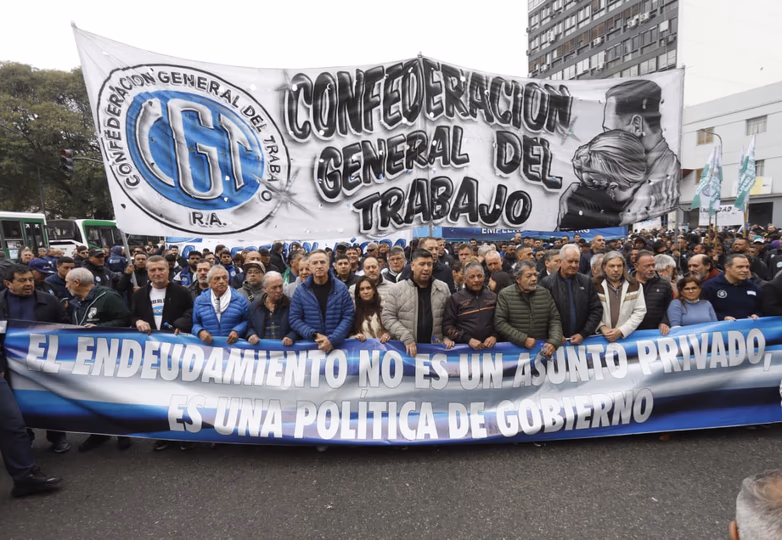 La CGT y las CTA reclamaron “un programa de refinanciación de deudas” para revertir la morosidad récord