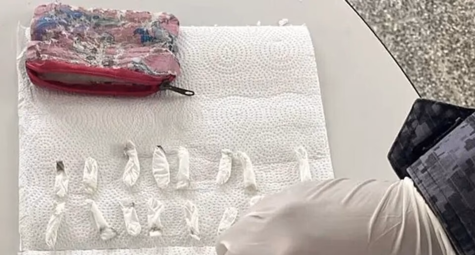 Un niño de dos años llevó 71 envoltorios de cocaína al jardín y detuvieron a su madre