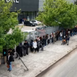 Diez cuadras de cola para cubrir solo treinta puestos de trabajo en un bazar